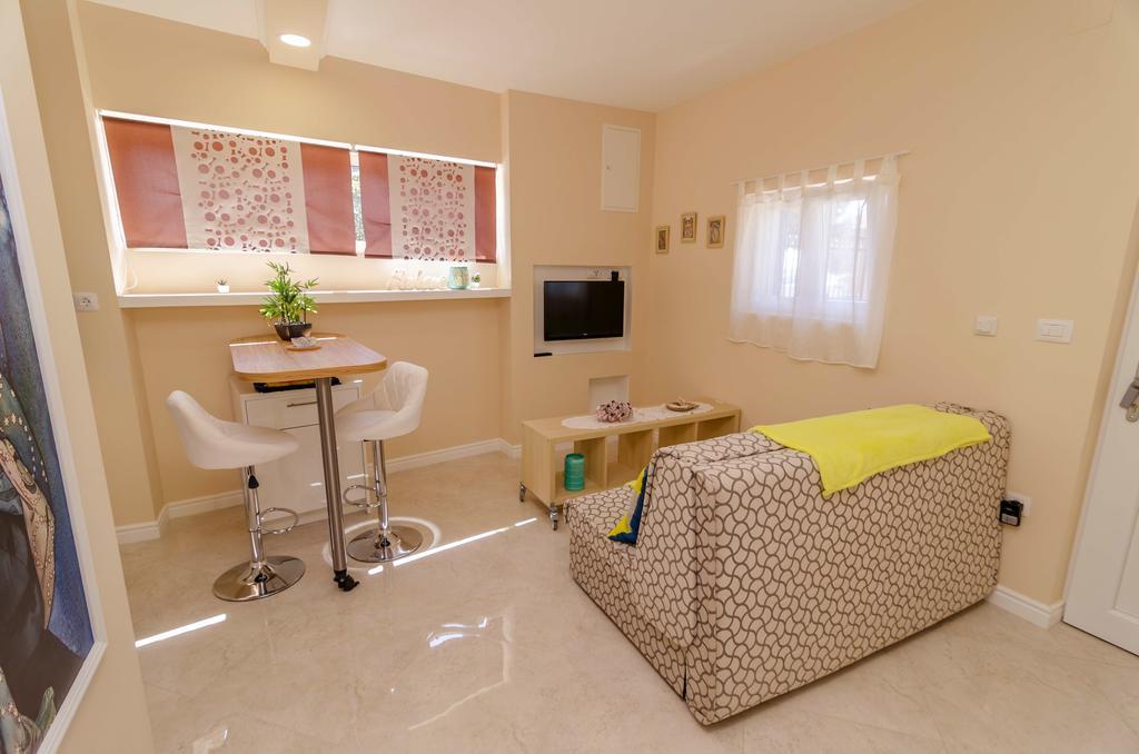 Beachfront House With Private Jacuzzi And Garden Zadar Zewnętrze zdjęcie