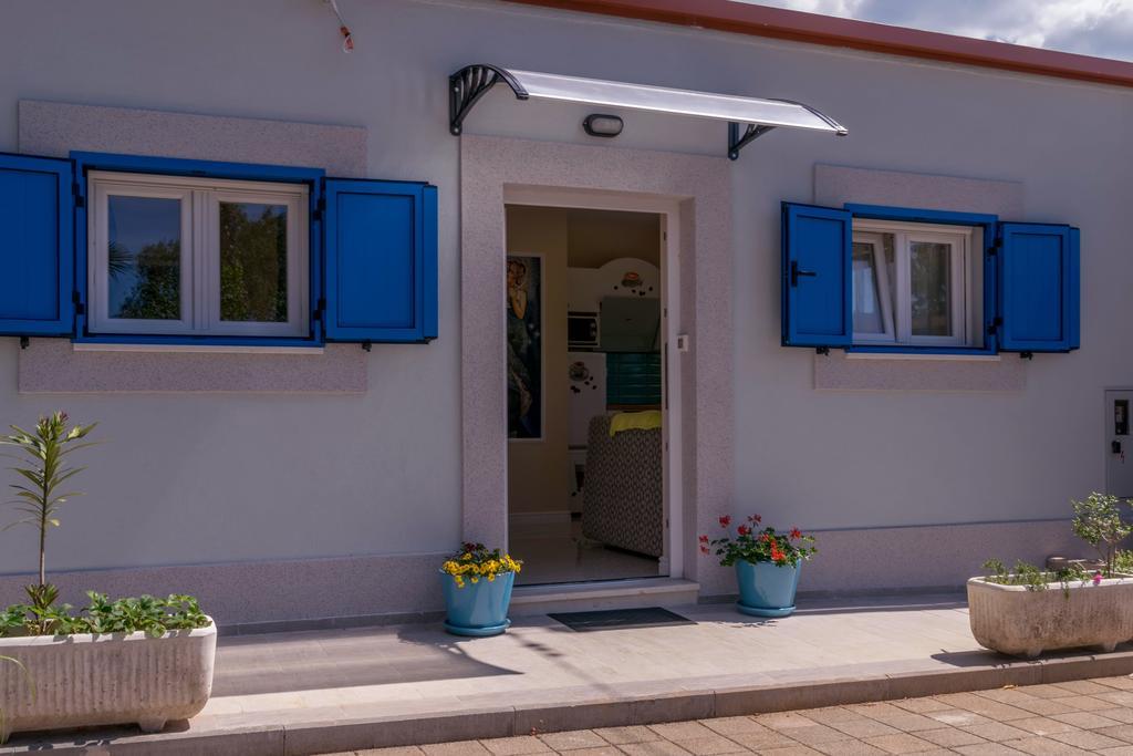 Beachfront House With Private Jacuzzi And Garden Zadar Zewnętrze zdjęcie